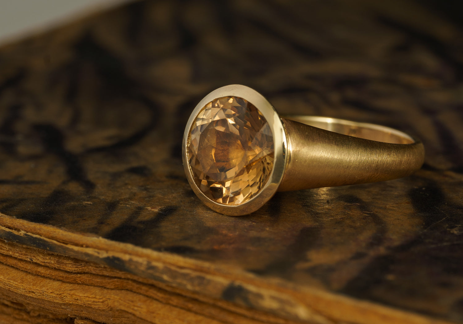 Handcrafted 14K gold ring with a natural citrine gemstone, sculptural designer jewellery by JYOCO Jewellery

EN (stronger SEO):